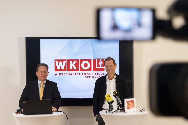 Peter Voithofer vom Economica Institut für Wirtschaftsforschung und Spartenobmann Dieter Unterberger (r.) skizzierten die aktuelle Situation im Tiroler Handel. | Foto: die Fotografen