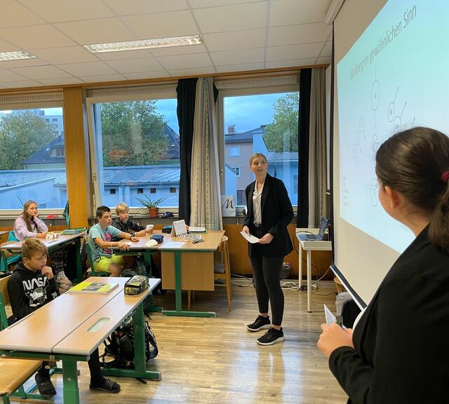 Die beiden Maturantinnen voll in Ihrem Element | Foto: hlwspittal2021