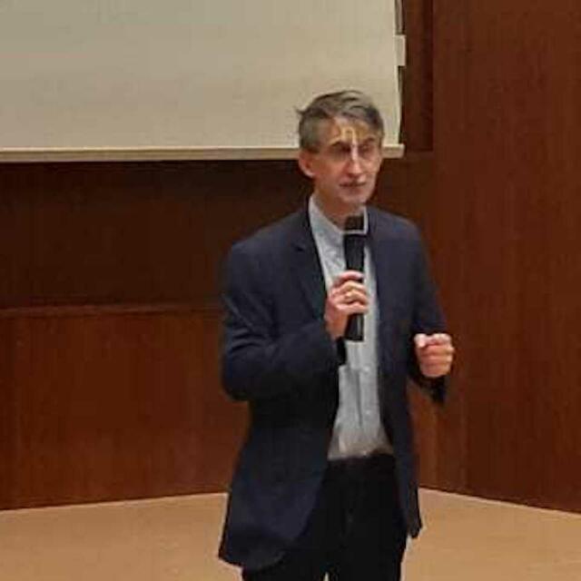 Marcello La Speranza erzählte im Favoritner Amtshaus über seinen neu erschienenen Band "Beleuchtet".  | Foto: Lea Bacher