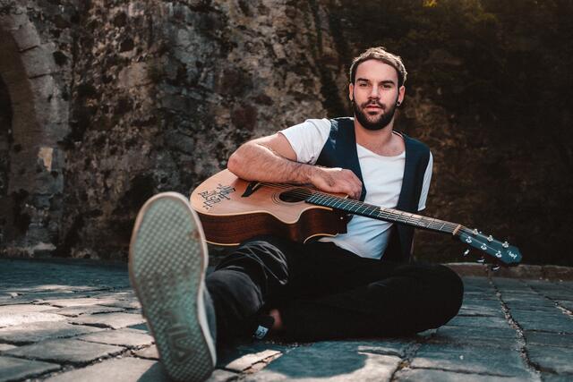 Der oberösterreichische Musiker wird im EnnsWerk für Unterhaltung sorgen.  | Foto: Janosch Jung