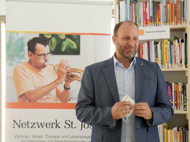 Bürgermeister DI (FH) Daniel Stern bedankte sich bei allen, die durch ihr Engagement diesen besonderen und bereichernden Treffpunkt in der Gemeinde geschaffen haben. | Foto: SE Barmh.Schw.Zams/Agentur Polak 