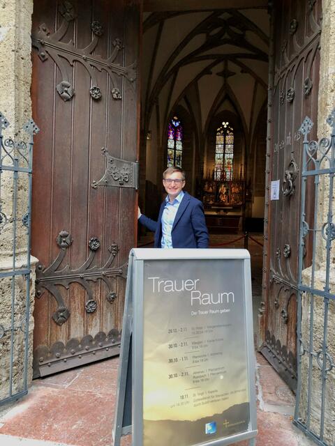 Dominik Elmer, Leiter der Citypastoral in der Stadt Salzburg, lädt ein, die Trauerräume aufzusuchen. In der Margarethenkapelle am Friedhof von St. Peter sind Seelsorgerinnen und Seelsorger zum Reden da. | Foto: EDS