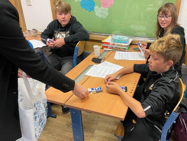 Nicht nur die Gewinner des Quiz bekamen tolle Präsente überreicht | Foto: hlwspittal2021