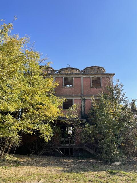Das "Rote Haus" wurde zum inoffizellen Wahrzeichen von Parndorf. | Foto: Kathrin Haider