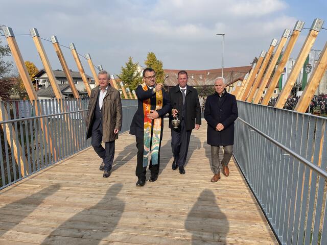 LH-Stv. Anton Lang, Pfarrer Anton Neger, Bgm. Walter Novak (Tillmitsch) und Bgm. Helmut Leitenberger (Leibnitz) eröffneten gemeinsam die neue Geh- und Radwegbrücke Laßnitz. | Foto: Waltraud Fischer