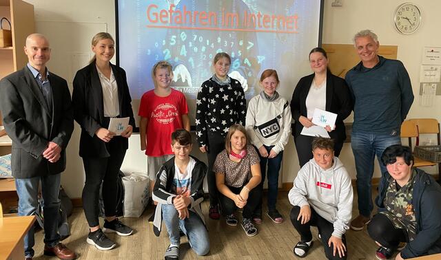 v.l.n.r. Markus Ambros (Projektbetreuer), Celina Maier (5AHW), Schülerinnen und Schüler der 2c, Julia Meißnitzer (5AHW), Dir. Franz Zehentner | Foto: hlwspittal2021