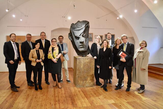 Bgm. Patrick Layr, Leiter der Kulturabteilung der NÖ Landesregierung Hermann Dikowitsch, LAbg. Margit Göll, Direktor der Ungarischen Akademie der Künste György Vashegyi, Patricia Keszler, Thomas Samhaber, Vbgm. Petra Zimmermann-Moser, Katka Krejčová, Matthias Nemeth, Brigitte Temper-Samhaber, Anzelm Bárány und Erika Kozlik (v.l.). | Foto: Pilz