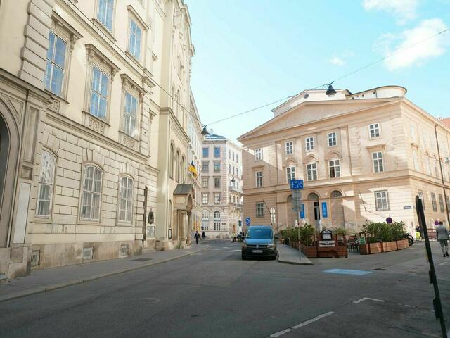 Der Schanigarten der Gaststätte "Beim Czaak" schrumpft, um Platz für Bäume und konsumfreien Raum zu machen.