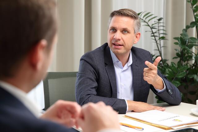 Der Linzer Wolfgang Hattmannsdorfer (41) ist verheiratet und Vater von zwei Söhnen. | Foto: Land OÖ/Grilnberger