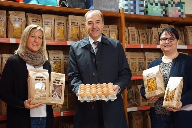 Tina Werkovits, Landesrat Leonhard Schneemann und Karin Werkovits  | Foto: LMS