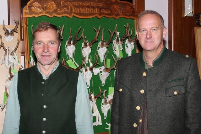 Kirchdorfs Bezirksjägermeister Franz Humpl (links) und sein Stellvertreter Ferdinand Pramberger bei der diesjährigen Rehtrophäenschau. | Foto: Weymayer
