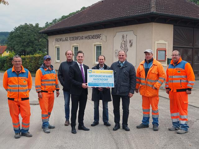Gottfried Nestelberger, Thomas Ederer (beide Straßenmeisterei Atzenbrugg), Horst Kronawetter (Leiter der Straßenmeisterei Atzenbrugg), Abgeordneter zum NÖ Landtag Bernhard Heinreichsberger (i.V. von Landeshauptfrau Johanna Mikl-Leitner), Dipl.-Ing. Ronald Keiblinger (Leiter-Stv. der NÖ Straßenbauabteilung Tulln), Erwin Häusler (Bürgermeister der Gemeinde Sitzenberg-Reidling), Christoph Sattler, Josef Ehn (beide Straßenmeisterei Atzenbrugg). | Foto: NÖ Straßendienst