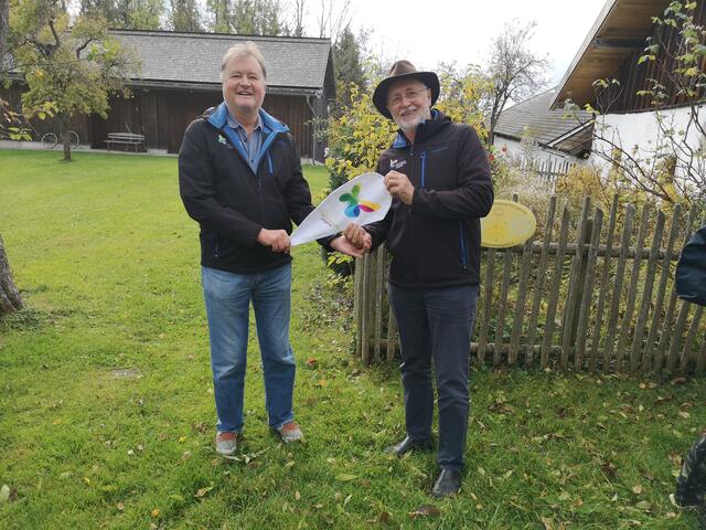Helmut Eder (links) folgtFritz Burgstaller nach. Die Übergabe erfolgte am Unterkagererhof. | Foto: Foto: önj OÖ