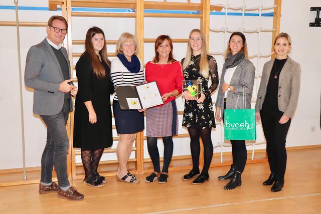 Bgm. Marcus Martschitsch, Abteilungsleiterin Susanne Förster und Kerstin Kruiss gratulierten dem Team des Kinderhorts Hartberg. | Foto: Alfred Mayer