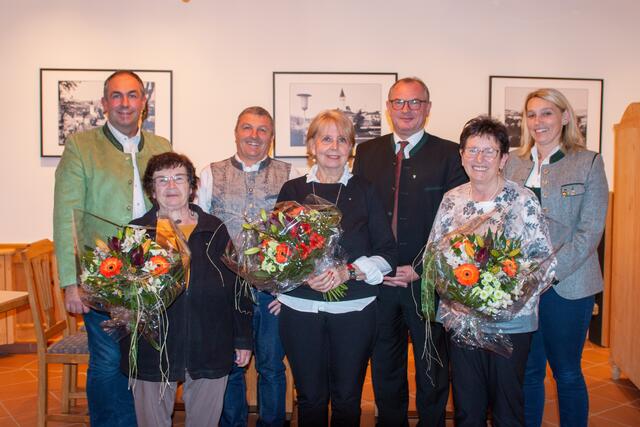 Von links: Bürgermeister Martin Moser, Margarete Fabian, Obmann Hans Hinterreiter, Zita Eder, Präsident Walter Zauner, Roswitha Gschwandtner und Bezirksreferentin Anita Gstöttenmayr. | Foto: Andrea Schinnerl