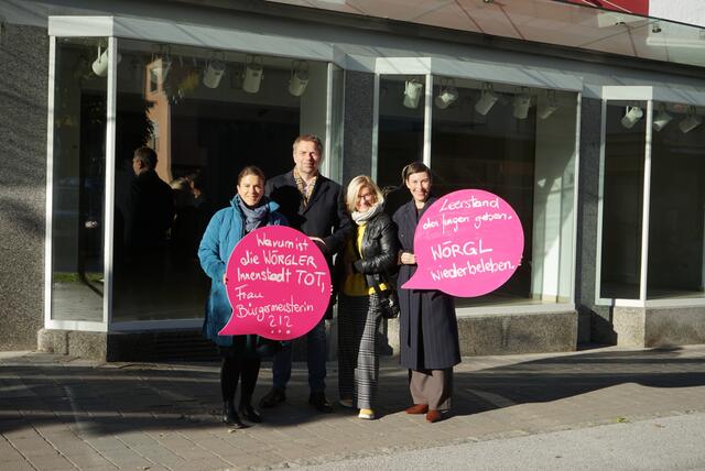 NR Julia Seidl, Spitzenkandidat Chrsitoph Huber, Hannelore Sanoll (Neos Wörgl) und NR Henrike Brandstötter (v.l.) ärgern sich über leerstehende Geschäfte in der Bahnhofsstraße. | Foto: Neos