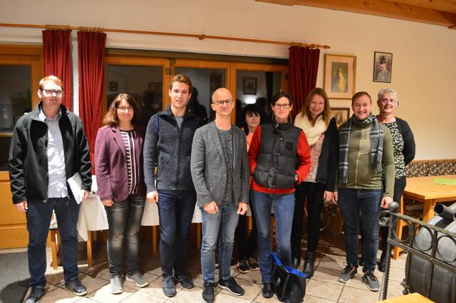 Harter Kern der Teilnehmer, die sich besonders intensiv an der anschließenden Diskussion beteiligten. v.l.n.r.: Michael Stadler, Andrea Grafetsberger, Vzbgm. Lukas Schatzl, Michael Hörsig, Barbara Schneider, Elisa Guhsl, Patricia Wansch, Josef Stöckler und Maria Kirchweger. | Foto: NÖ.Regional/Kerschbaumer