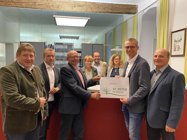 Andrea Radl, Herta Mayrhofer und Amtsleiter Josef Maderthaner sowie die Ortsvorsteher Hermann Stockinger, Johannes Tanzer und Josef Streißlberger, VIzebürgermeister Alois Seirlehner und Bürgermeister Johannes Heuras stehen den Bürgern zu den neuen Öffnungs- und Sprechstundenzeiten mit Rat und Tat zur Seite. | Foto: Gemeinde
