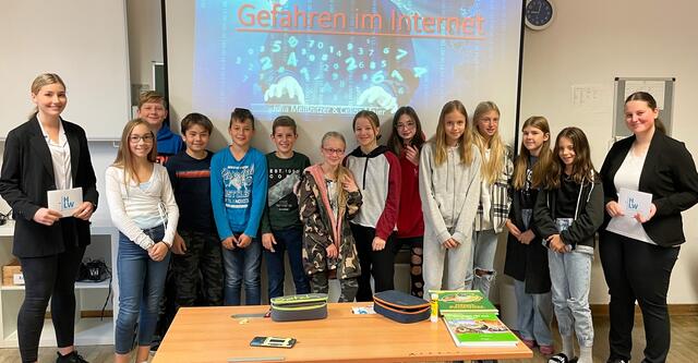 Celina Maier (links) und Julia Meißnitzer mit Schülerinnen und Schülern der Klass 2b
