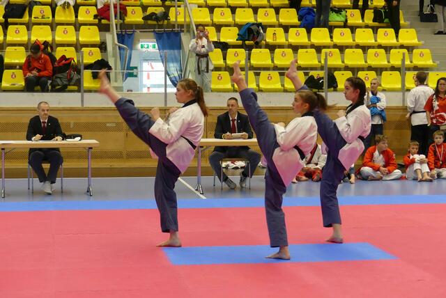 v.l.n.r: Magda Brandl, Leitner Hannah, Kurtusic Mia, mit Ap-Chagi (Front-Kick)
