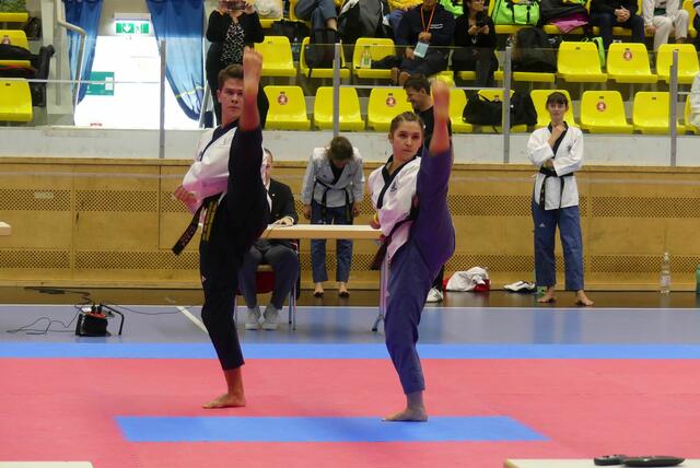 v.l.n.r: Savo Kovacevic und Nina Reinsperger mit Ap-Chagi (Front-Kick) in der Poomsae Pal-Jang