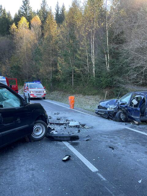 Schwerer Verkehrsunfall auf der Straße von Stampf nach Hirschegg mit vier Verletzten. | Foto: Rotes Kreuz/Joham