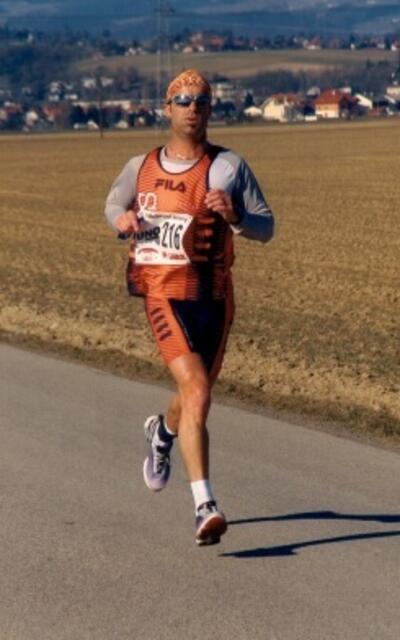 Früher.... Hans-Jörg Anfang der 2000 bei einem seiner zahlreichen Läufe die damalige Mode entsprach dem Zeitgeschmack | Foto: Verein