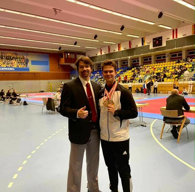 v.l.n.r: Dipl-Taekwondo-Trainer und ChefReferee Dr. Alexander Hübl, Savo Kovacevic
mit den Medaillen: Vize-Staatsmeister, Österr. Meister Paar, Österr. Meister Team
