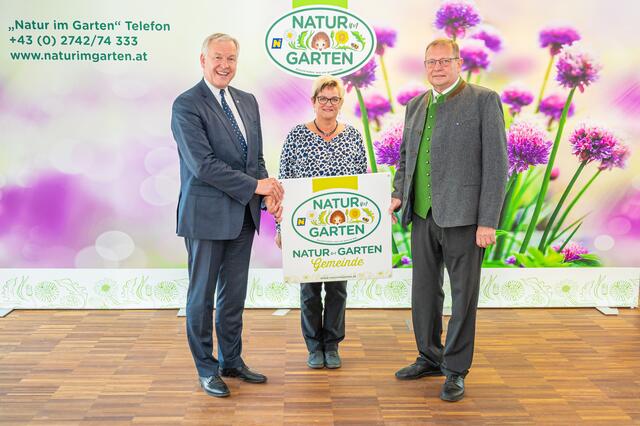 Landesrat Martin Eichtinger, Elisabeth und Bürgermeister Rudolf Hofstätter freuen sich über die künftige Zusammenarbeit von „Natur im Garten“ mit der Marktgemeinde Waldkirchen. | Foto:  „Natur im Garten“ / J. Ehn