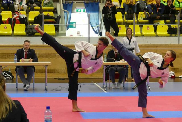 v.l.n.r: Savo Kovacevic und Nina Reinsperger mit Yop-Chagi (Side-Kick) in der Poomsae Pyongwon