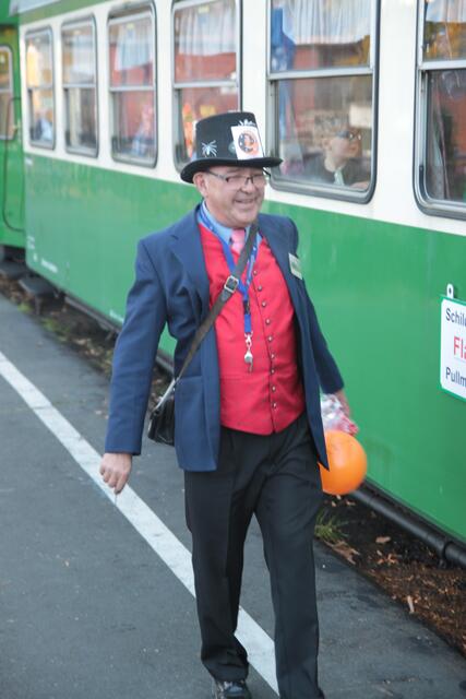 Auch der Zugbegleiter im Halloween-Look | Foto: Gerhard Langmann