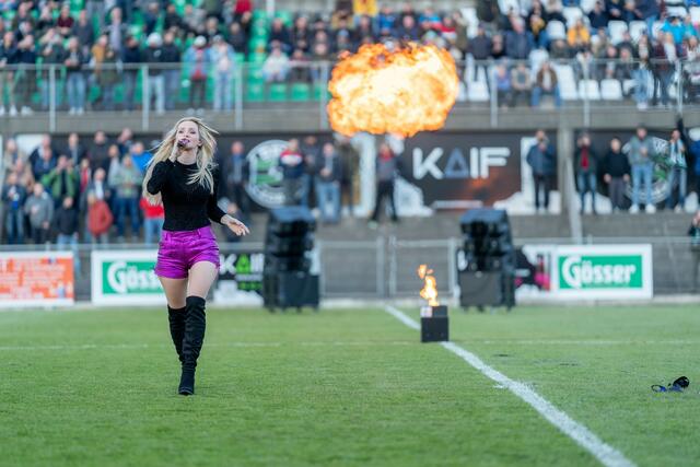 Melissa Naschenweng begeisterte die DSV-Fans in der Halbzeitpause. | Foto: Klaus Pressberger