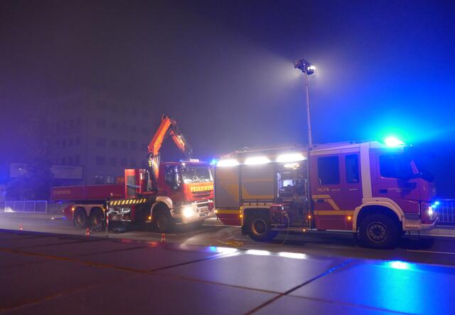 Tragischer Rettungseinsatz: Auto stürzte in Graz-Puntigam in die Mur, die beiden Insassen konnten von der Feuerwehr nur mehr tot geborgen werden. | Foto: Berufsfeuerwehr Graz
