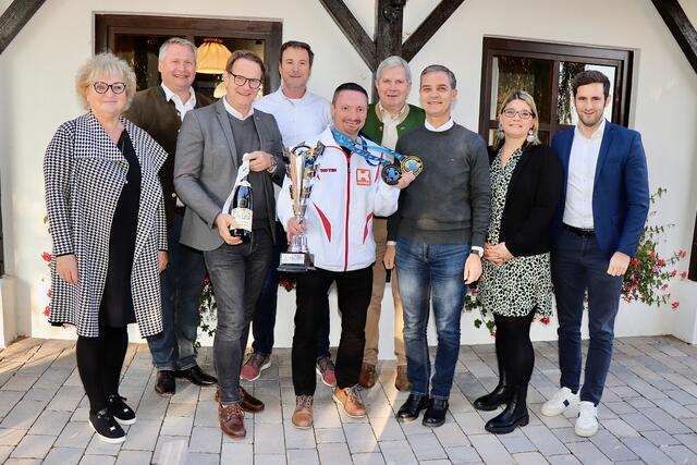 Kickbox-Weltmeister Roman Durlacher im Kreis der Gratulanten, an der Spitze die LAbg. Lukas Schnitzer und Wolfgang Dolesch. | Foto: Alfred Mayer
