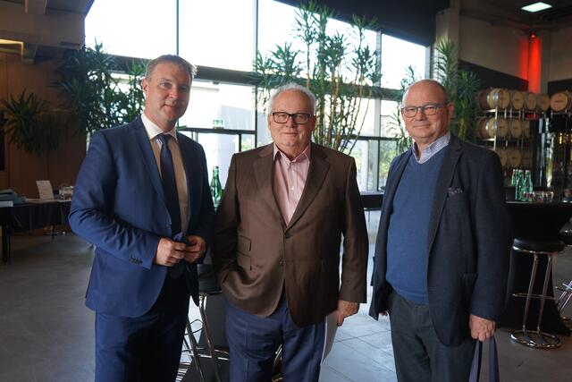 Bürgermeister Andreas Babler aus Trauskirchen mit Christian Konrad, dem ehemaligen Flüchtlingskoordinator.  | Foto: Andrea Glatzer