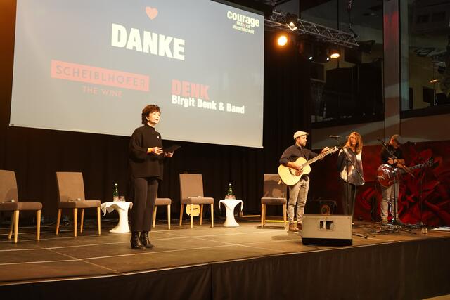 Katharina Stemberger, die Initiatorin von "Courage - Mut zur Menschlichkeit" begrüßte die Gäste. | Foto: Andrea Glatzer