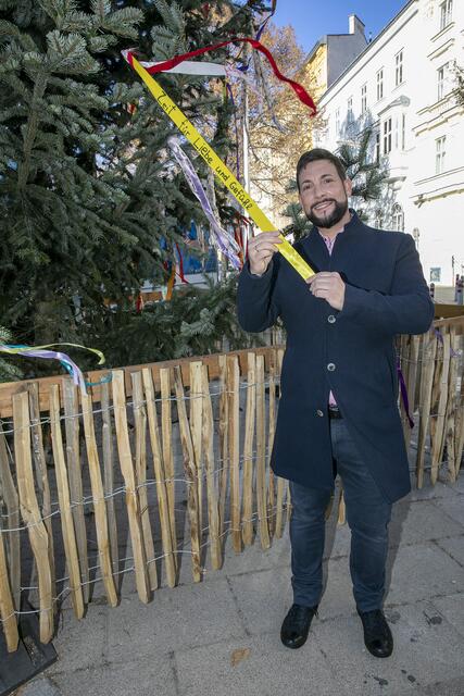 Der Christbaum soll mit bunten Bändern, die die Wünsche der Anrainer tragen, geschmückt werden.  | Foto: BV6