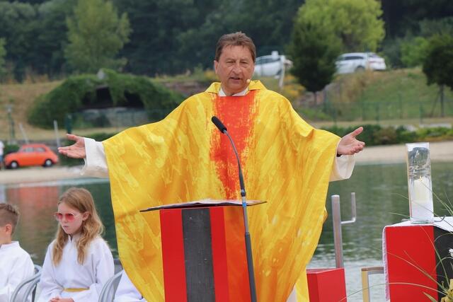Stadtpfarrer Josef Reisehofer nahm in seiner Predigt Stellung zur aktuellen Diskussion um die TV-Übertagungen der Gottesdienste aus der Pfarre Hartberg. | Foto: Alfred Mayer