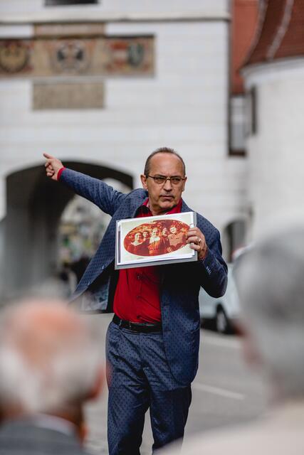 Der Historiker Robert Streibel bei einer zeitgeschichtlichen Tour durch Krems.  | Foto: Matthias Streibel 