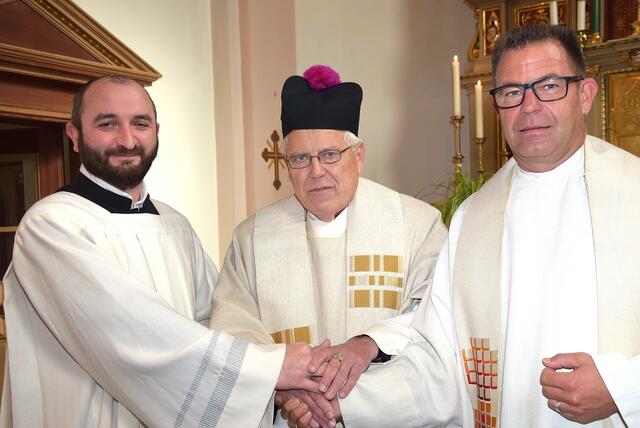 Pfarrer Msgr. Mag. Wolfgang Koschat (Mitte) mit Mag. Pfarrer Robert Strohmaier (rechts) und Diakon Erwin Url (links).  | Foto: Anton Barbic