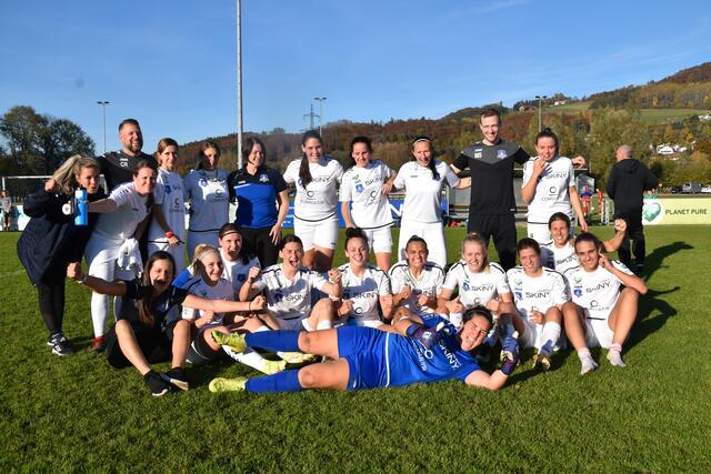 Der FC SKINY Südburgenland bejubelt den 3:2-Sieg beim FC Bergheim. | Foto: Michael Strini