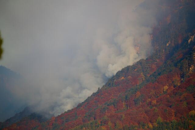 Der Waldbrand hält an.