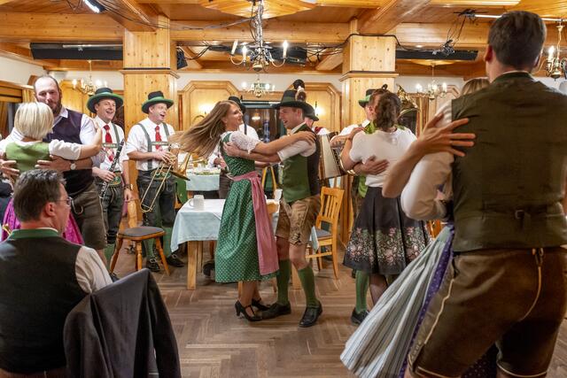 Bei der Aufzeichnung im Gasthof Grabenmühle in Maria Lankowitz wurde viel getanzt.  | Foto: Servus TV Erwin Scheriau