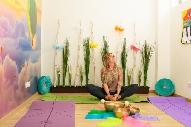 Petra Bukovac war jahrelang in der Pflege tätig und hat nebenbei viele Ausbildungen gemacht um Erwachsene und Kinder am besten unterstützen, fördern und auf ihren Lebensweg begleiten zu können. | Foto: Die Baumlerei