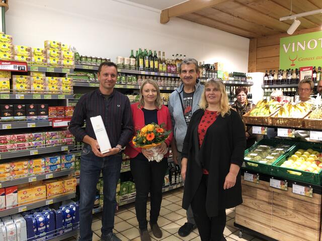 Thomas und Daniela Schano sind die neuen Pächter des Nah &amp; Frisch Marktes in Diersbach. Karl Feichtinger und Helga Moser betreiben zukünftig das Dorfcafe im selben Gebäude. | Foto: Gemeinde Diersbach