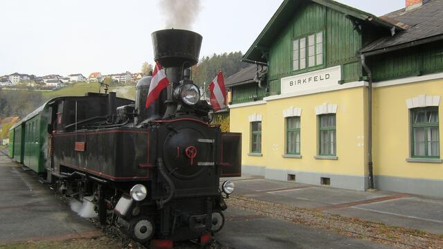 Die geschmückte Lok im Bahnhof Birkfeld 