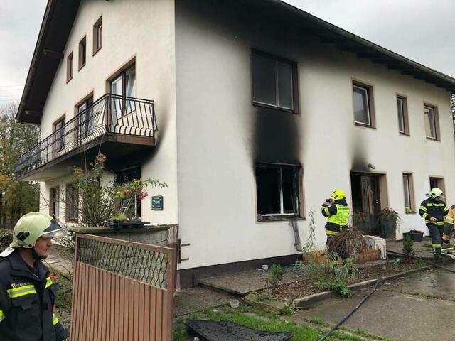 Der Brand entstand im Wohnzimmer, acht Feuerwehren löschten rasch. | Foto: FF Ried
