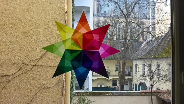 Stimmungsvoll: Fenstersterne sind Hingucker und schaffen Weihnachtsstimmung  | Foto: Christa Wolfinger