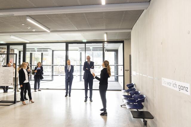 Vizerektorin Irmgard Plattner zitierte das Gedicht von Ludwig Fulda, dessen Verszeile mit zahlreichen anderen lyrischen Zitaten, Sprüchen und Aphorismen Teil des Orientierungssystems an der PHT ist. | Foto: die Fotografen