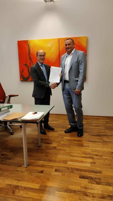 Manfred Schmidt (rechts) wurde von Bezirkshauptmann Klaus Trummer zum neuen Bürgermeister in Steinberg-Dörfl angelobt. | Foto: Gemeinde Steinberg-Dörfl